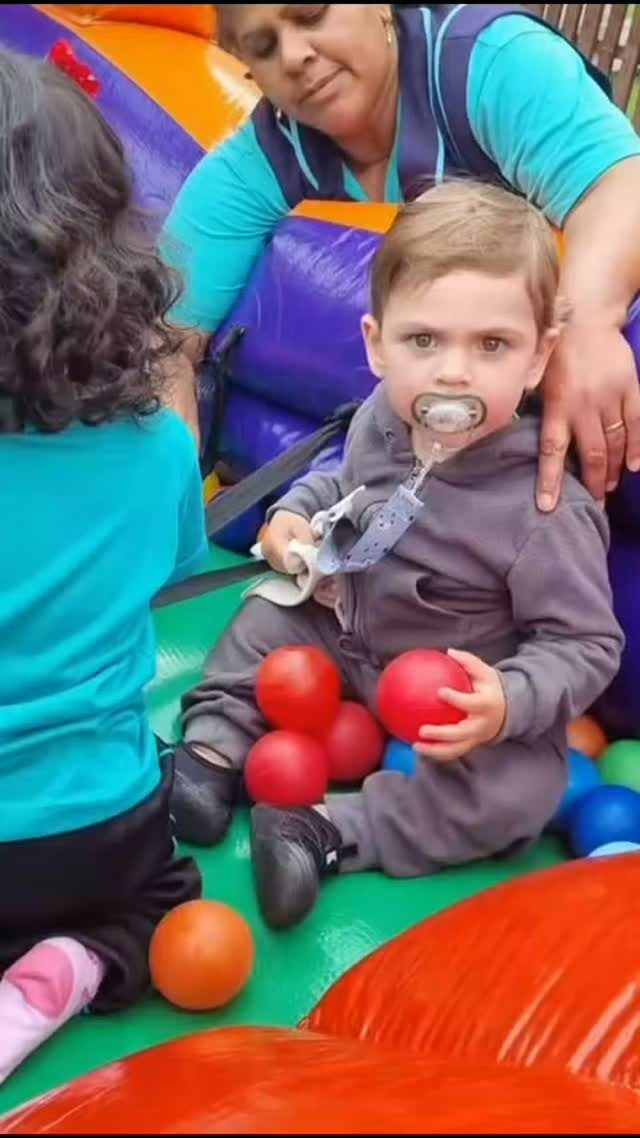 Bebê do Berçário brincando na piscina de bolinhas