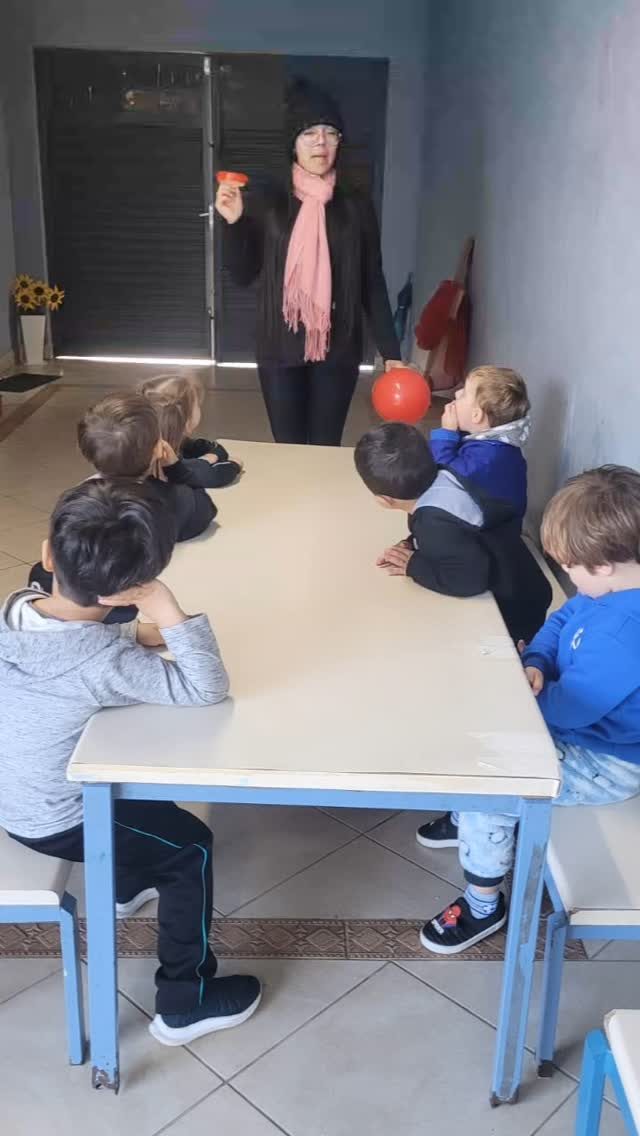 Crianças em atividade na sala
