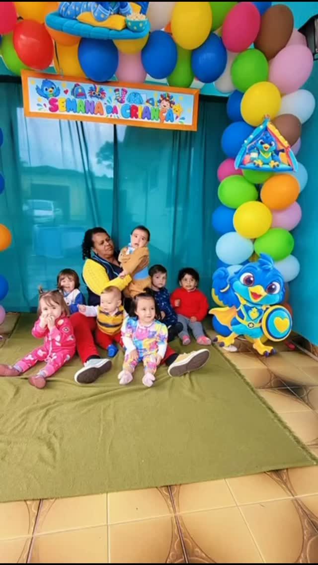 Crianças do Berçário com a professora e o Zelo no CEI Princípio do Saber
